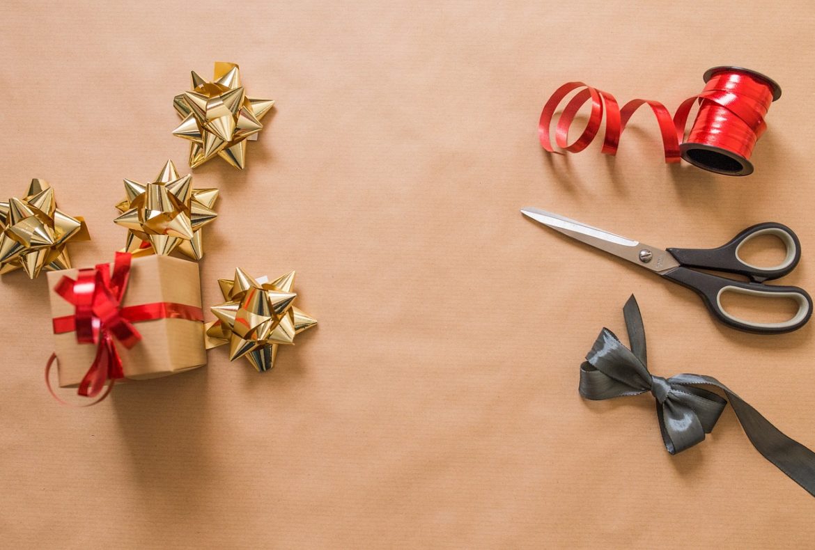 Jak zabalit vánoční dárky levně a efektivně?