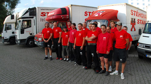 Stěhování Staněk reference Stěhování Staněk reference tým zaměstnanců před stěhovacími vozy