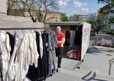 Stěhování Staněk reference zaměstnanec stěhuje oblečení