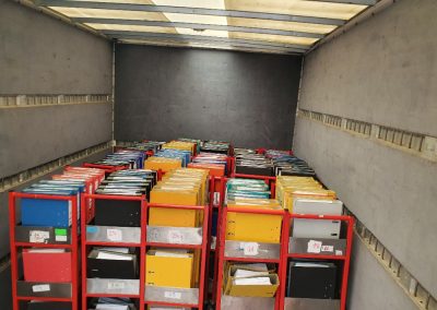 Stěhování Staněk reference stěhování archivu - archiv je naložený ve stěhovacím autě