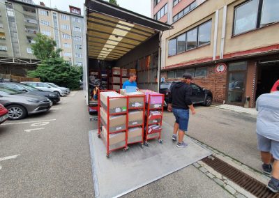 Stěhování Staněk reference stěhování archivu, nakládání šanonů do auta