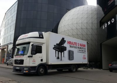Stěhování Staněk reference vůz společnosti Stěhování Staněk před moderní budovou