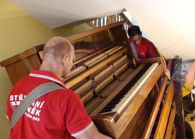 Stěhování Staněk reference piano či klavír stěhují dva zaměstnanci Stěhování Staněk